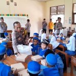 Peduli Kasih Anak Bangsa. Polsek Baros Gelar Jum’at Berkah bersama SD Qur’an Smart Sejahtera