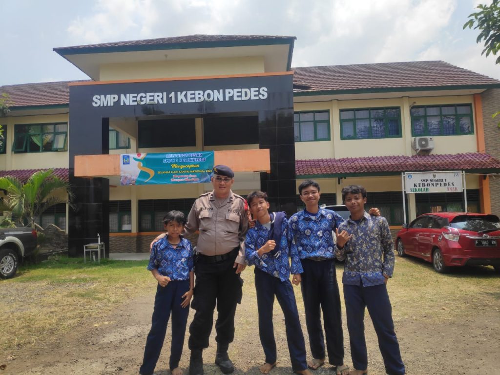 Personil Polsek  Kebonpedes Laksanakan Patroli dan Beri Himbauan kepada Pelajar SMP N 1 Kebonpedes pada Jam Pulang Sekolah