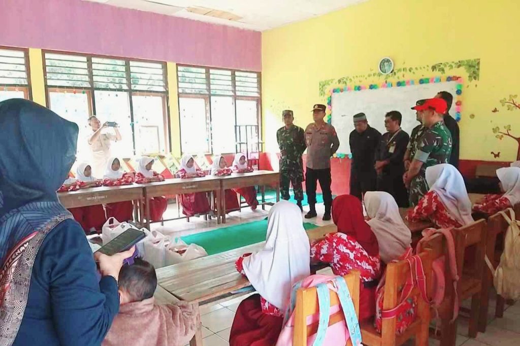 Polsek Malangbong Laksanakan Program Makanan Gizi Gratis