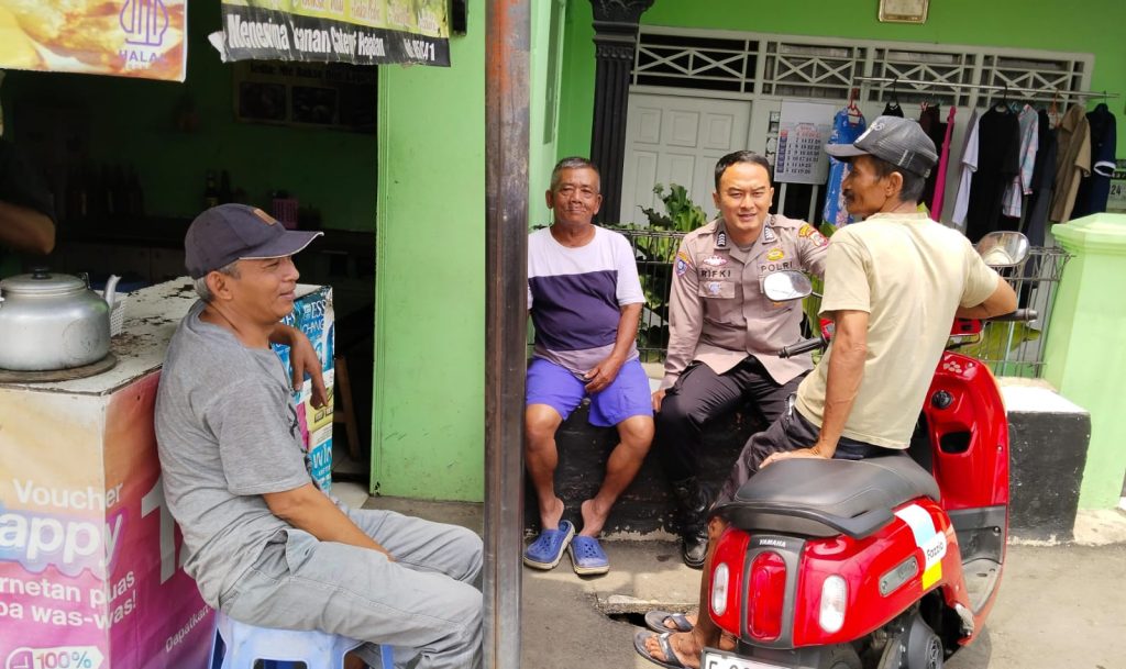 Pilkada Serentak, Bhabinkamtibmas Polsek Cikole Laksanakan Giat Sambang Warga