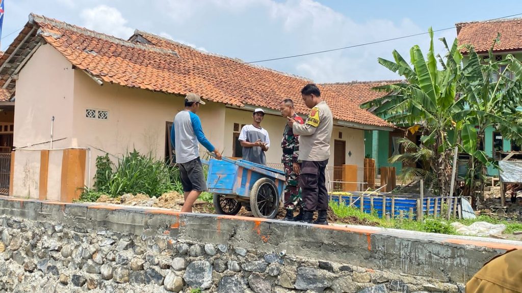 Jaga Kondusifitas Pilkada Serentak 2024 Bhabinkamtibmas Sambangi Warga Untuk Tingkatkan Harkamtibmas