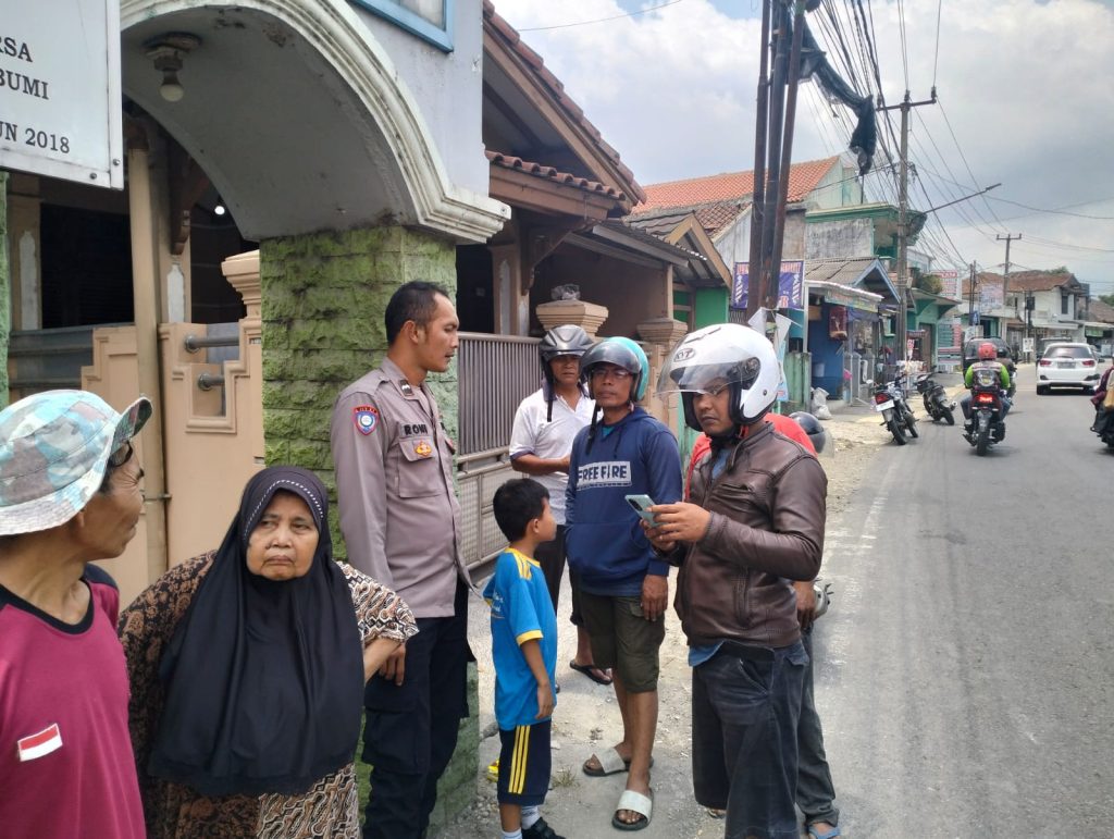 Ciptakan Pemilu Damai 2024. Bhabinkamtibmas sambangi warga wujudkan situasi kondusif