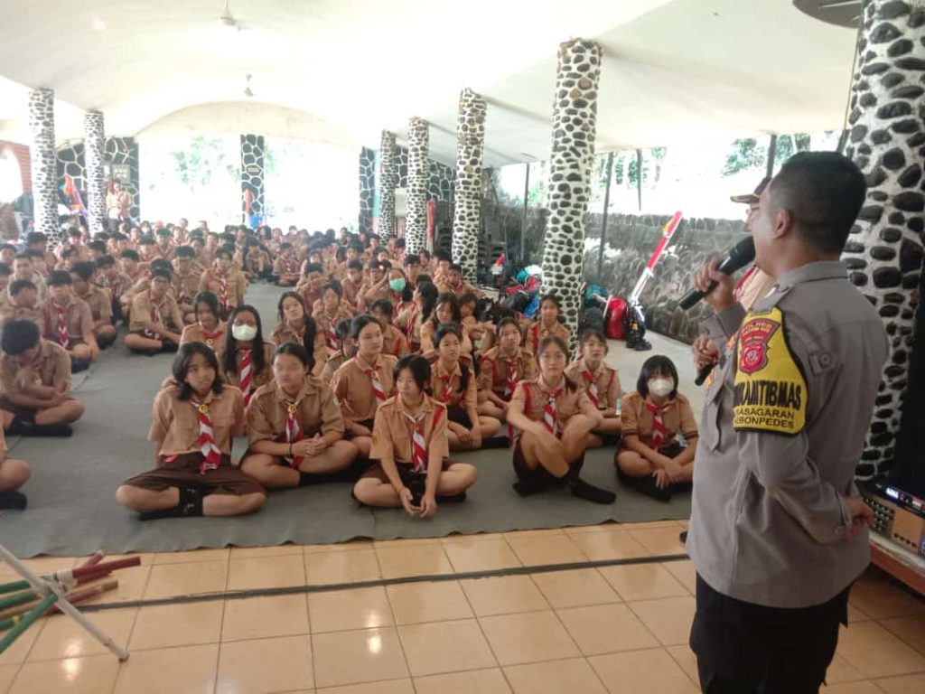 Hadiri Pembukaan Perkemahan Pramuka, Bhabinkamtibmas Desa Sasagaran Berikan Himbauan Kamtibmas