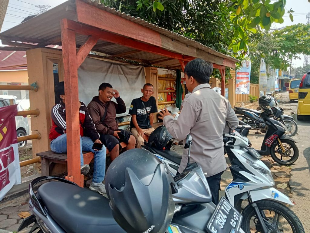 Sambangi Pangkalan Ojek, Patroli Polsek Lembursitu Berikan Himbauan Kamtibmas