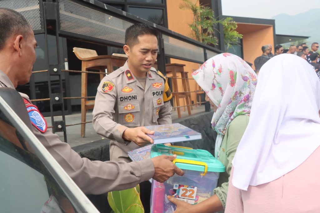 Kapolres Garut Bagikan Santunan Kepada Anak Yatim Dan Jompo Dalam Jumat Berbagi