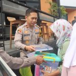 Kapolres Garut Bagikan Santunan Kepada Anak Yatim Dan Jompo Dalam Jumat Berbagi