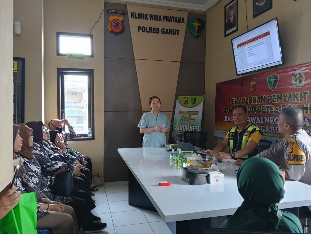 Dokkes Polres Garut Skrining Kesehatan dan Baksos Dalam Jumat Berbagi