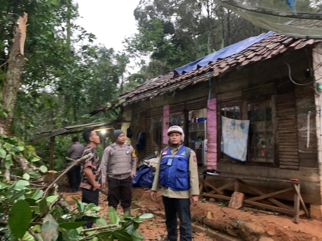 Polsek talegong Cek TKP 2 Rumah Tertimpa Pohon