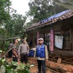 Polsek talegong Cek TKP 2 Rumah Tertimpa Pohon