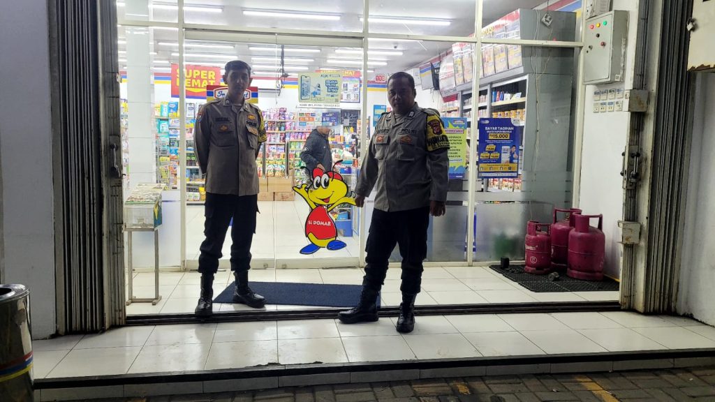 Patroli Malam Sambangi Indomaret,Strategi Bhabinkamtibmas Ciptakan Kondusifitas Kamtibmas