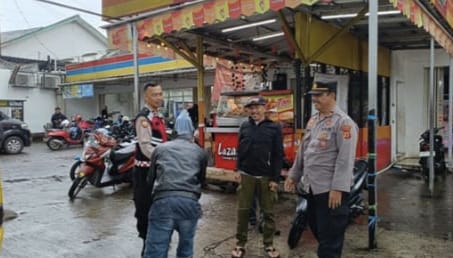 Kanit Samapta Iptu Sabam beserta anggota samapta Polsek Sukaraja Polres Sukabumi Kota Aipda Darsono Budiman  melaksanakan Patroli dialogis