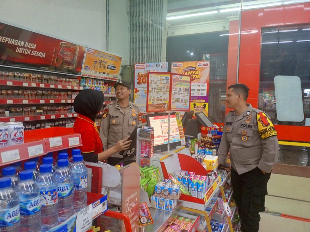 Patroli Malam Sambangi Indomaret,Strategi Bhabinkamtibmas Ciptakan Kondusifitas Kamtibmas