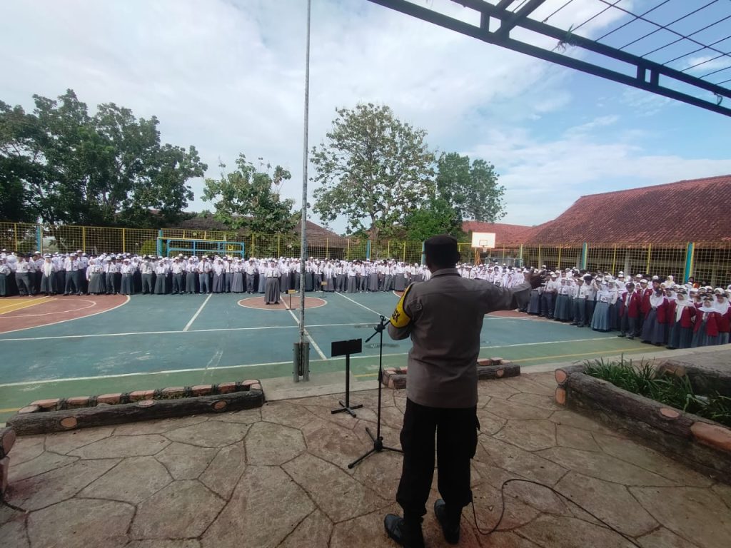 Kapolsek Pameungpeuk Pimpin Upacara Bendera Di SMAN 05 Garut