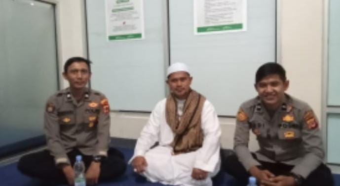 Dalam Harkamtibmas Pilkada Serentak, Kanit Binmas Polsek Cireunghas Silaturahmi Ke Tokoh Agama