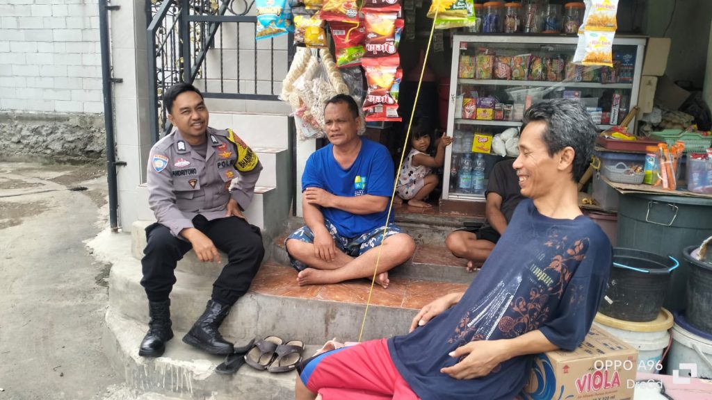 Ajak Pilkada Damai, Bhabinkamtibmas Kedawung Polsek Kedawung Polres Cirebon Kota sambang warga