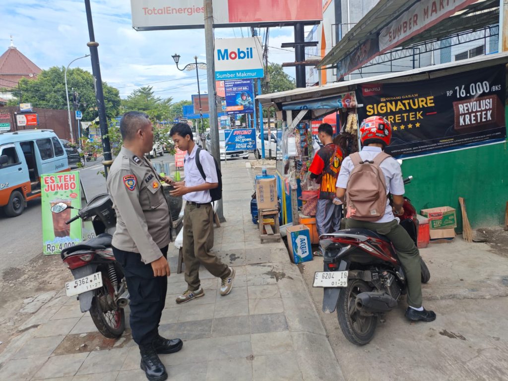 Sambangi patroli, Bhabinkamtibmas Kedung jaya Polsek Kedawung ajak jaga kedamaian