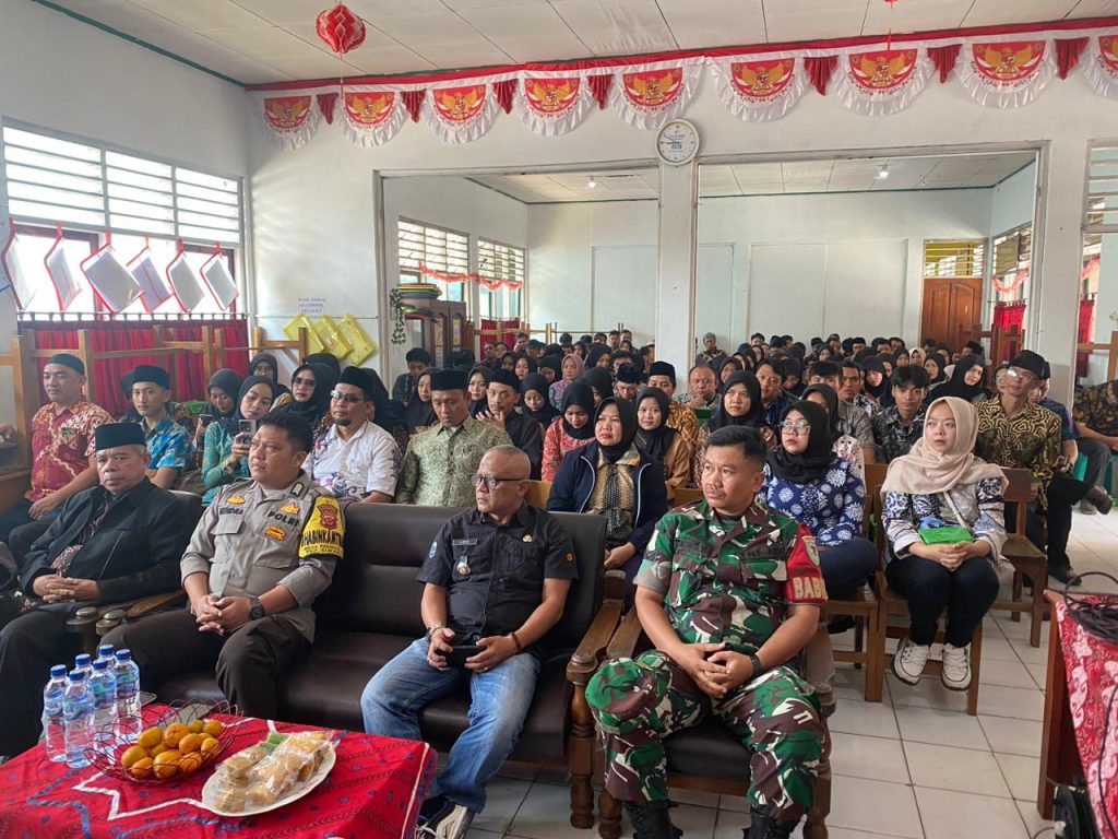 Bhabinkamtibmas Desa Pasirhalang Polsek Sukaraja Polres Sukabumi Kota Bripka Asep Hendra bersama Babinsa Pasirhalang