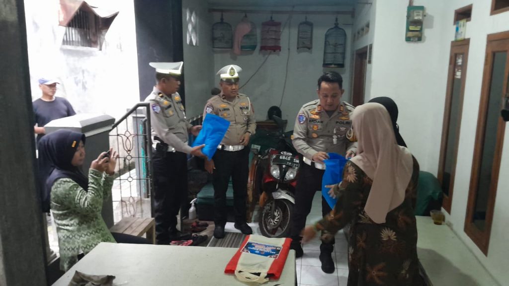 Polres Sukabumi Kota Tinjau Lokasi Bencana Serta Sambagi Korban laksanakan Baksos