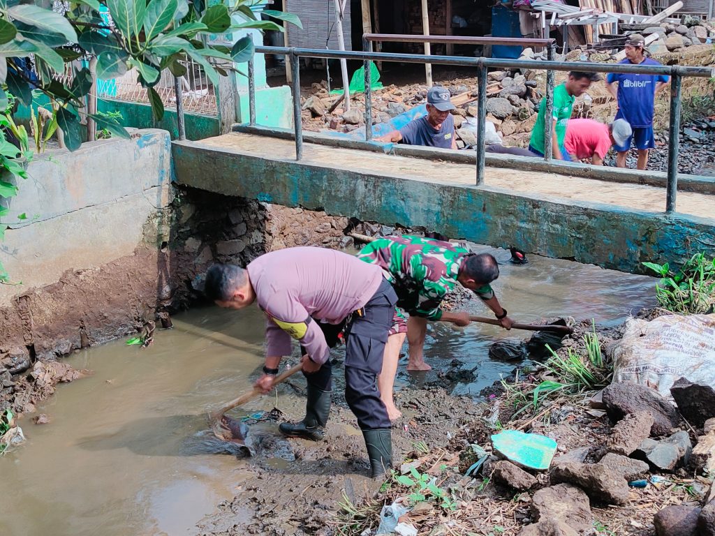 Bhabinkamtibmas Polsek Cisaat Turut Serta Dalam Kegiatan Kerja Bakti Bersihkan Sungai antisipasi banjir