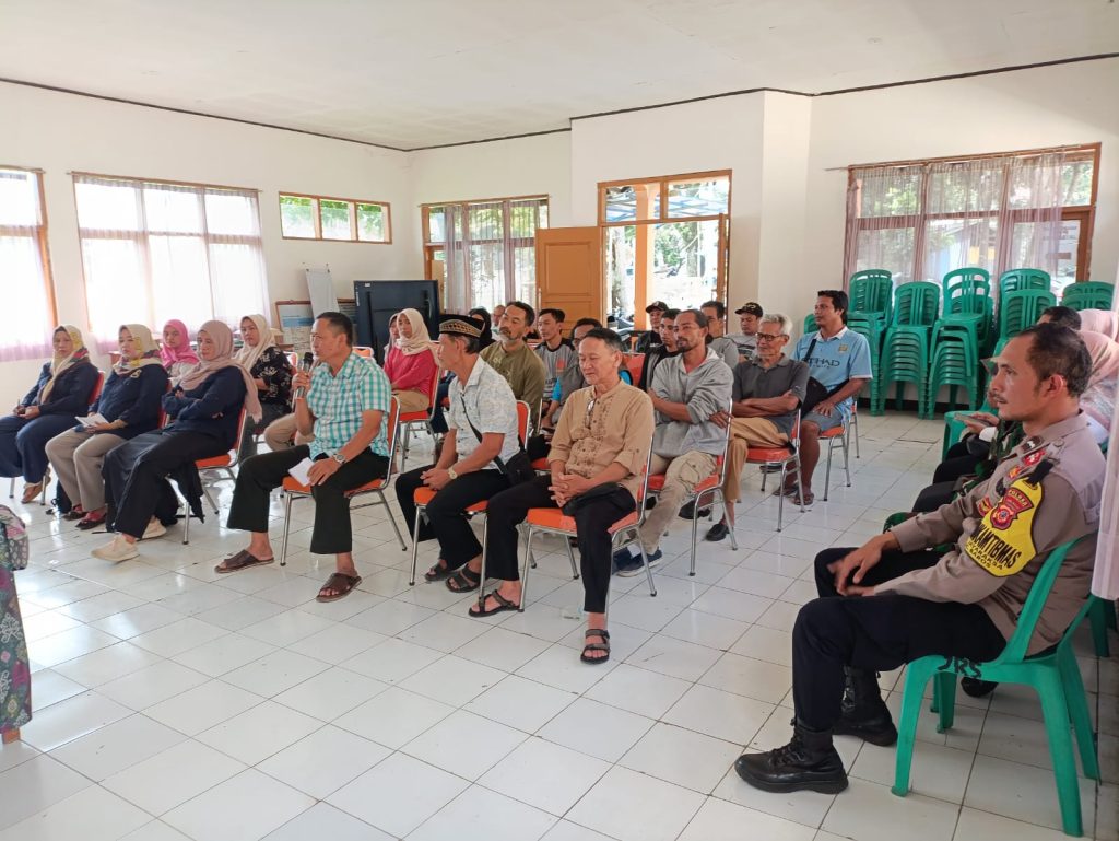 Duduk bersama. Bhabinkamtibmas hadiri musyawarah antisipasi banjir di aula kelurahan jayaraksa