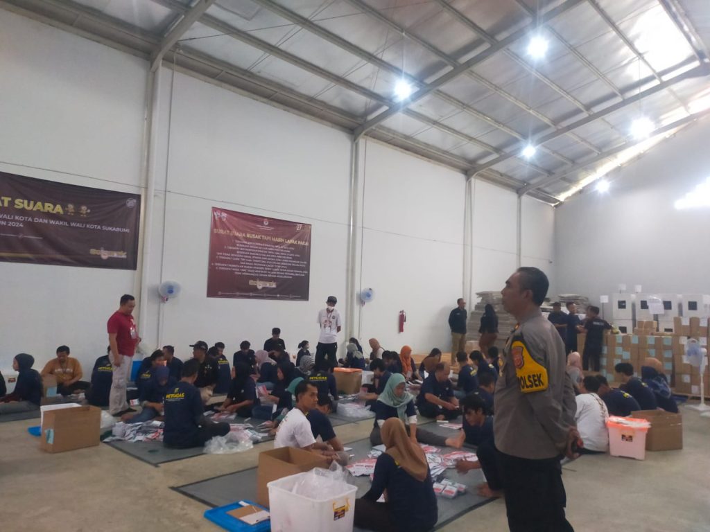 Pilkada Serentak 2024, Kapolsek baros Tinjau Sorlip Gudang Logistik KPU Kota sukabumi