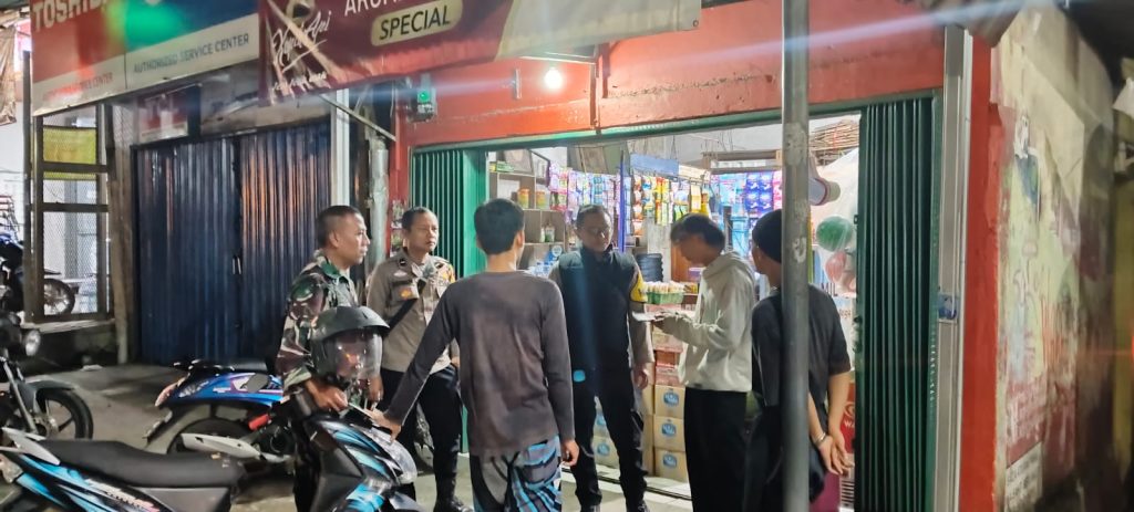 Patroli Malam Polsek Gunungpuyuh Sambangi Pemuda Nongkrong untuk Berikan Himbauan Kamtibmas