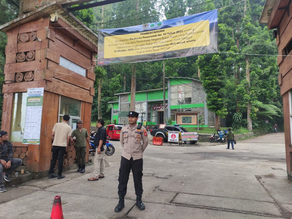 Personil Polsek kadudampit Melaksanakan giat Patroli tempat wisata situgunung.