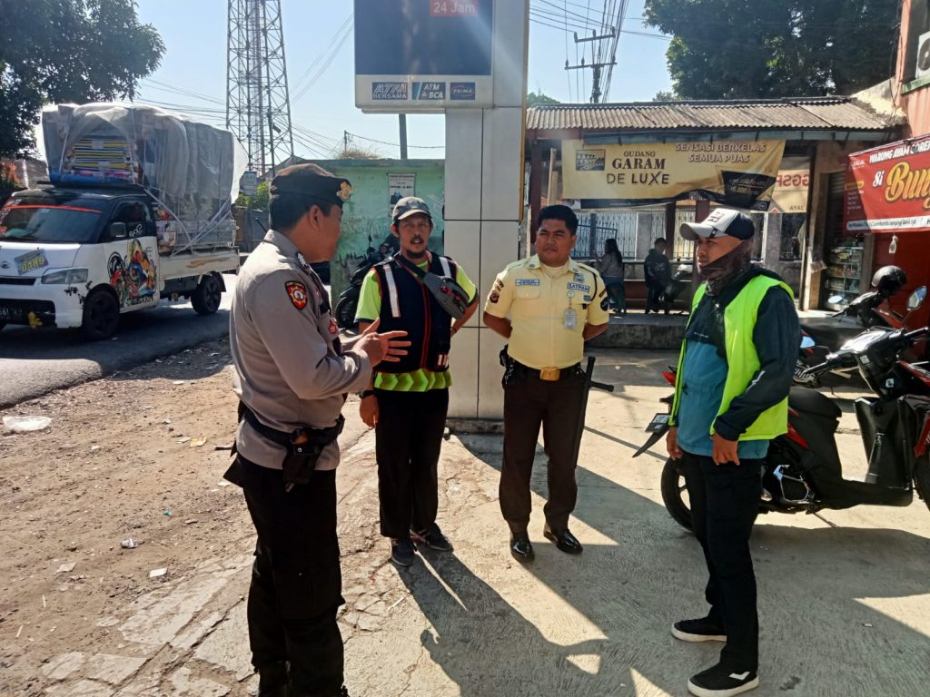 Anggota Patroli  Himbau Tukang Parkir Agar Tertib Pada Peraturan