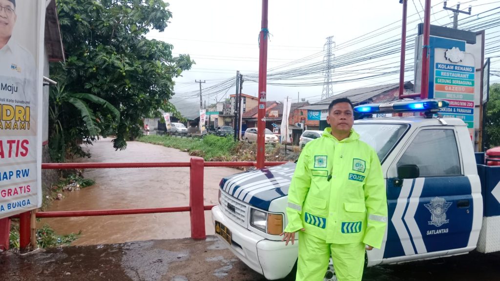 Antisipasi dikala hujan. Polsek Baros siaga laksanakan patroli debit sungai cisuda.