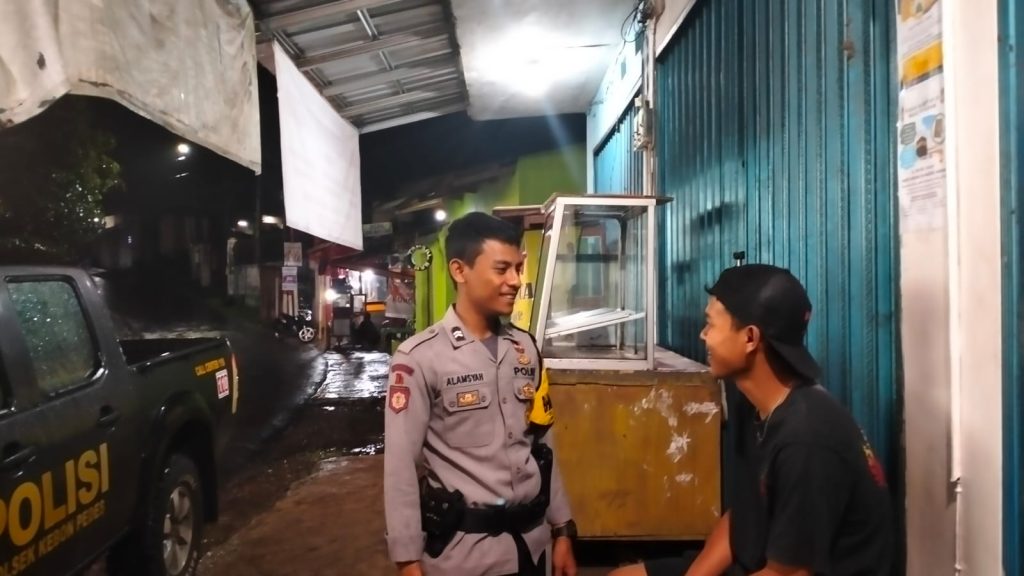 Patroli Polsek Kebonpedes Malam Hari, Babinkamtibmas Ajak Pemuda Aktif Jaga Kamtibmas Pilkada Serentak 2024