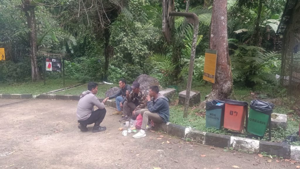 Polsek Sukabum Sinergitas dengan TNI Babinsa Koramil Sukabumi Kota Melaksanakan kegiatan Dialogis dan Sambang di seputaran Desa Perbawati Kec.Sukabumi, Senin (11/11/2024) Siang.