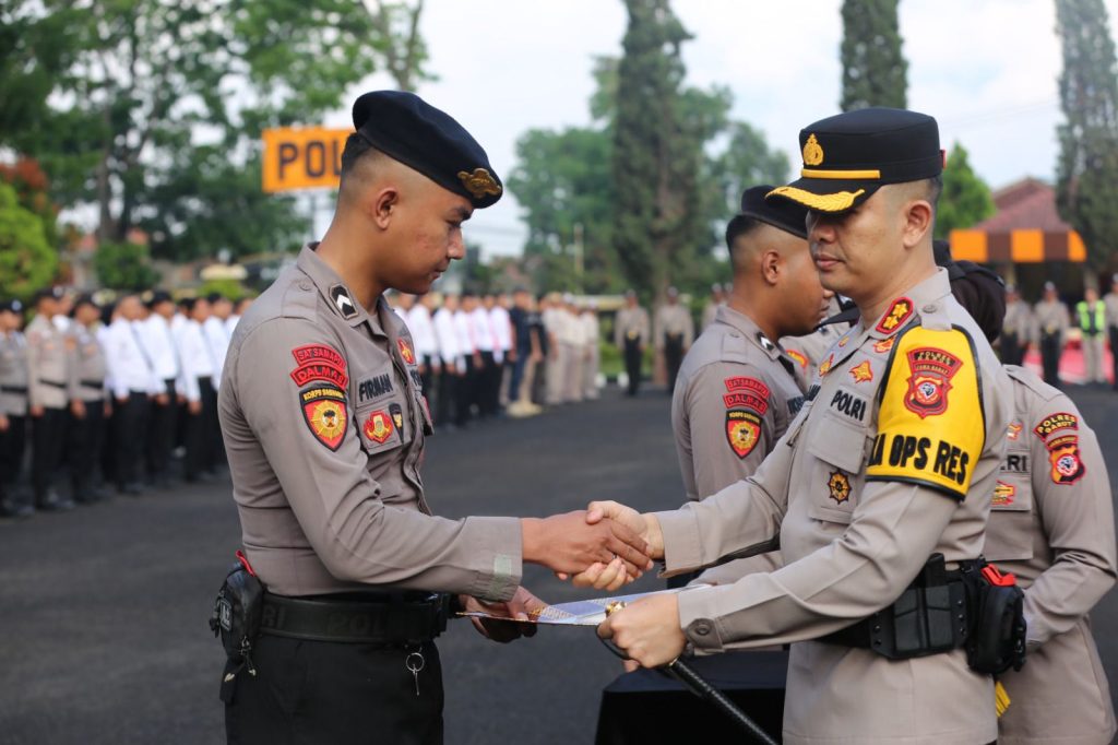 Kapolres Garut Berikan Penghargaan Kepada Personel Berprestasi