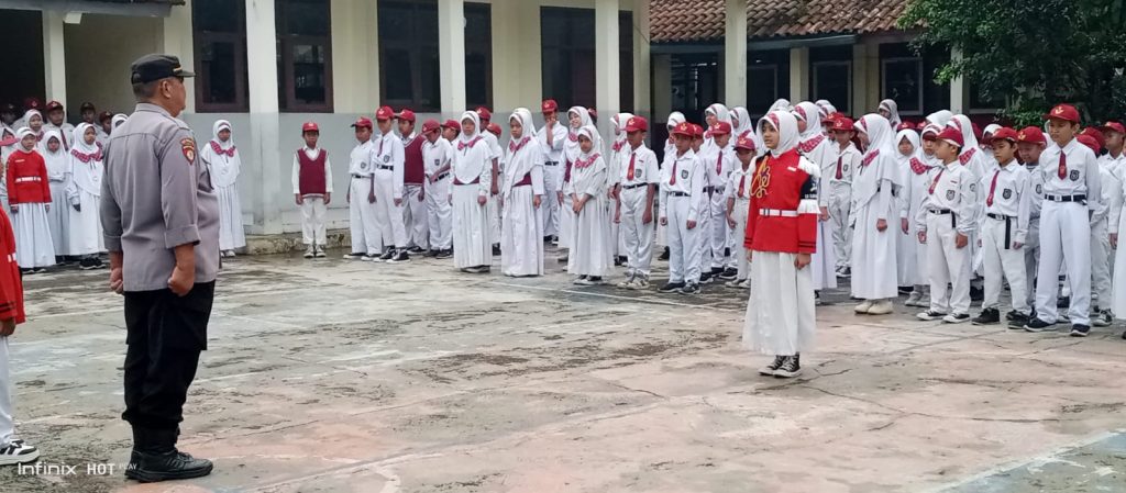 Panit Binmas Polsek Cisaat jadi Pembina Upacara Hari Senin di Sekolah Dasar