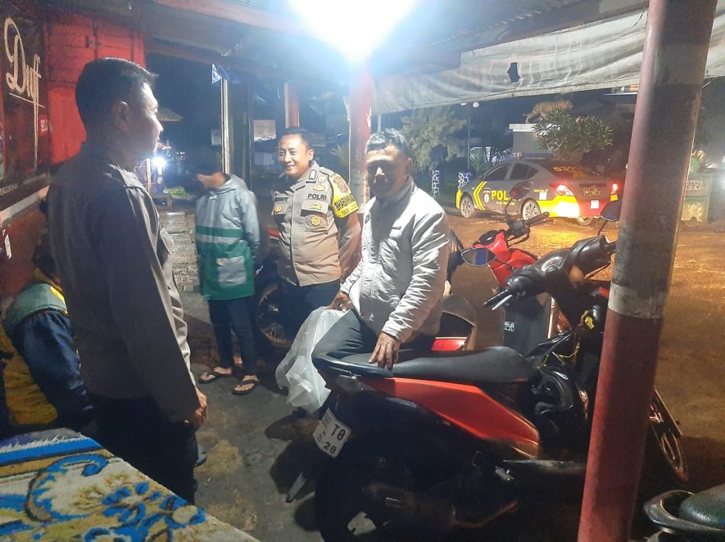 Kanit Binmas Polsek Sukalarang Lakukan Patroli Dialogis Sambangi Muda Mudi Yang Sedang Berkumpul