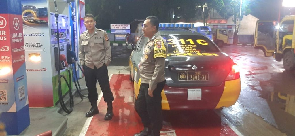 Polisi Sambangi SPBU Malam Hari, Sampaikan Pesan Kamtibmas