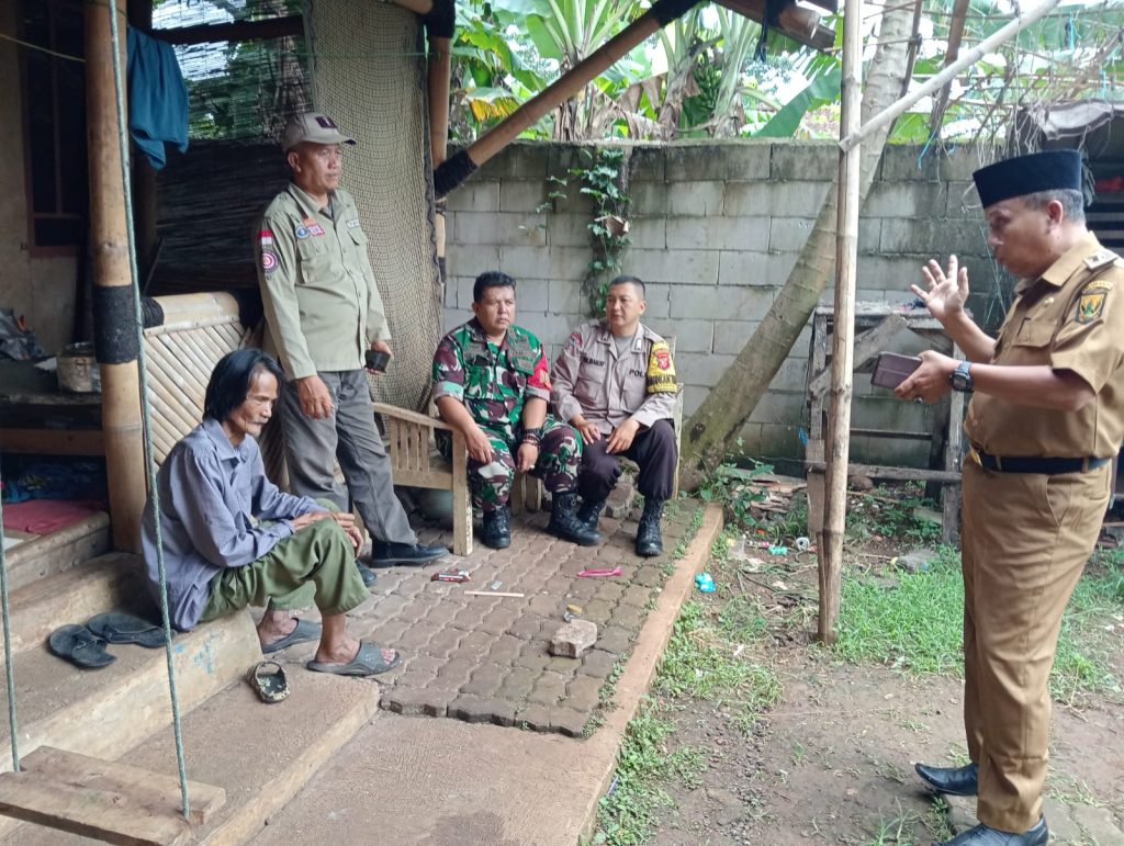 Polsek Gunungguruh Bersinergi dengan Babinsa Sambangi Warga Untuk Tingkatkan Harkamtibmas menjelang pilkada serentak 2024