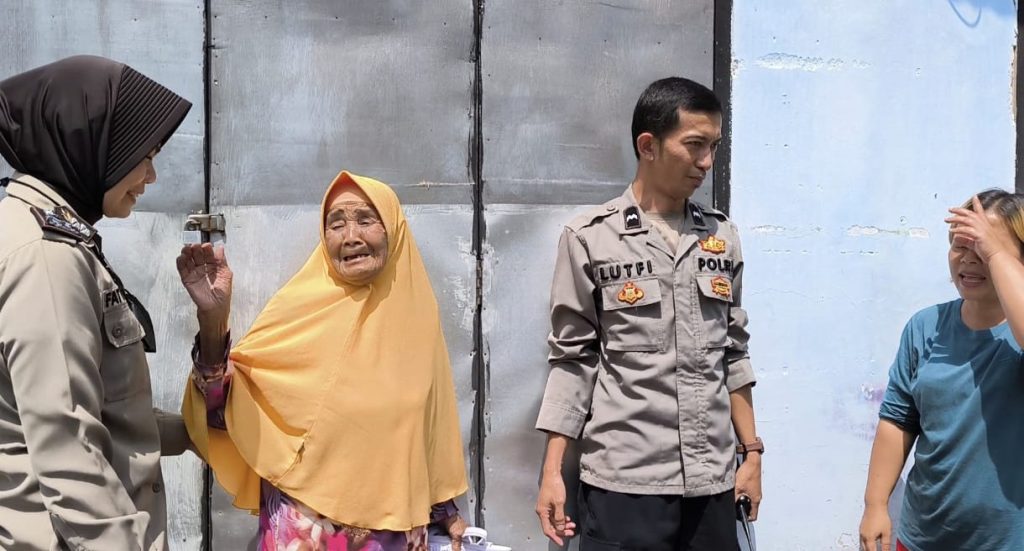 Polsek Sukaraja Polres Sukabumi Kota menunjukkan kepeduliannya dengan mengantar pulang seorang nenek yang tersesat