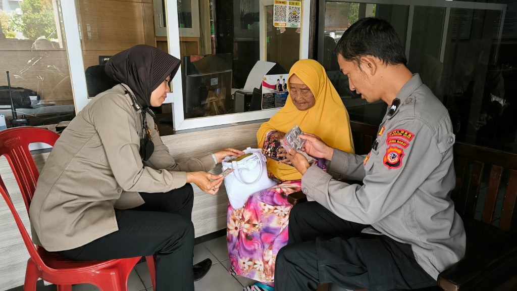 Bhabinkamtibmas Desa Langensari Aipda Fajar bersama dengan Babinsa Langensari, melakukan pendampingan terhadap warga petani