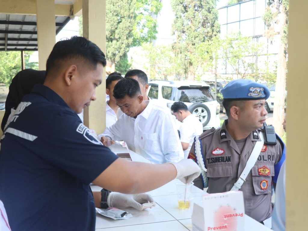 Polres Garut Gelar Tes Urin Untuk Pastikan Anggota Bebas Narkoba