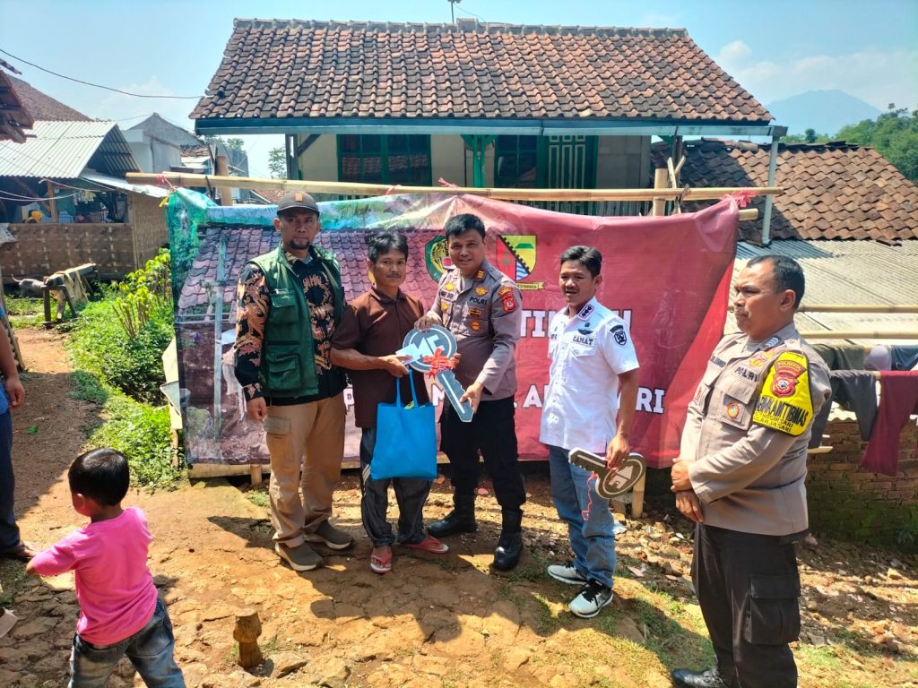 Kapolsek Pameungpeuk Resmikan Rumah Rutilahu Akibat Gempa Bumi di Desa Pinggirsari-Arjasari