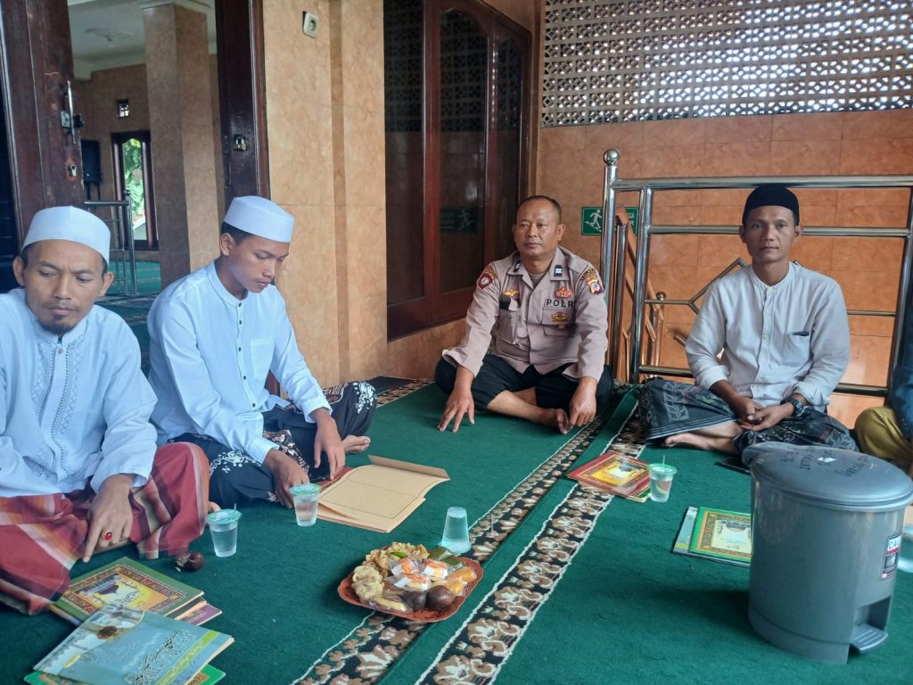 Tingkatkan Keimanan,Kapolsek Sukalarang Bersama Anggota Mengikuti Pengajian Rutin di Masjid Jami Darul Falah Kecamatan Sukalarang