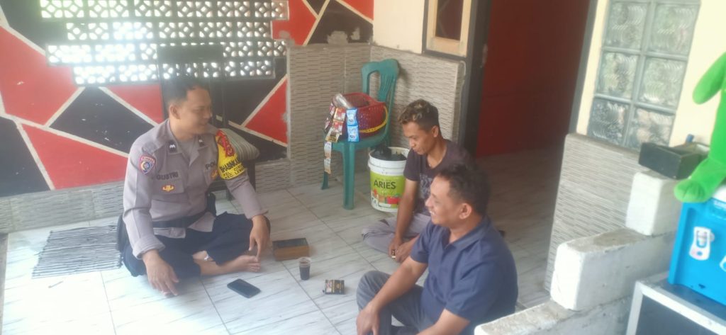 Wujudkan Kebersamaan. Personil Polsek Lembursitu efektifkan patroli dialogis  Warga Masyarakat