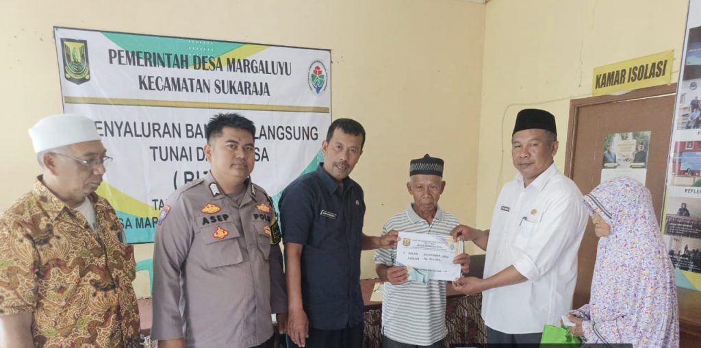 Bhabinkamtibmas Margaluyu Polsek Sukaraja Polres Sukabumi Kota Bripka Asep S  ikut Hadir dalam kegiatan penyaluran Bantuan