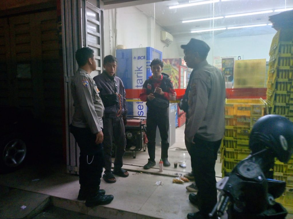 Polisi Patroli Malam Sambangi  Minimarket Dan Dialogis Dengan Masyarakat