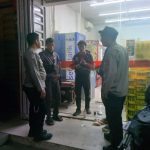 Polisi Patroli Malam Sambangi  Minimarket Dan Dialogis Dengan Masyarakat