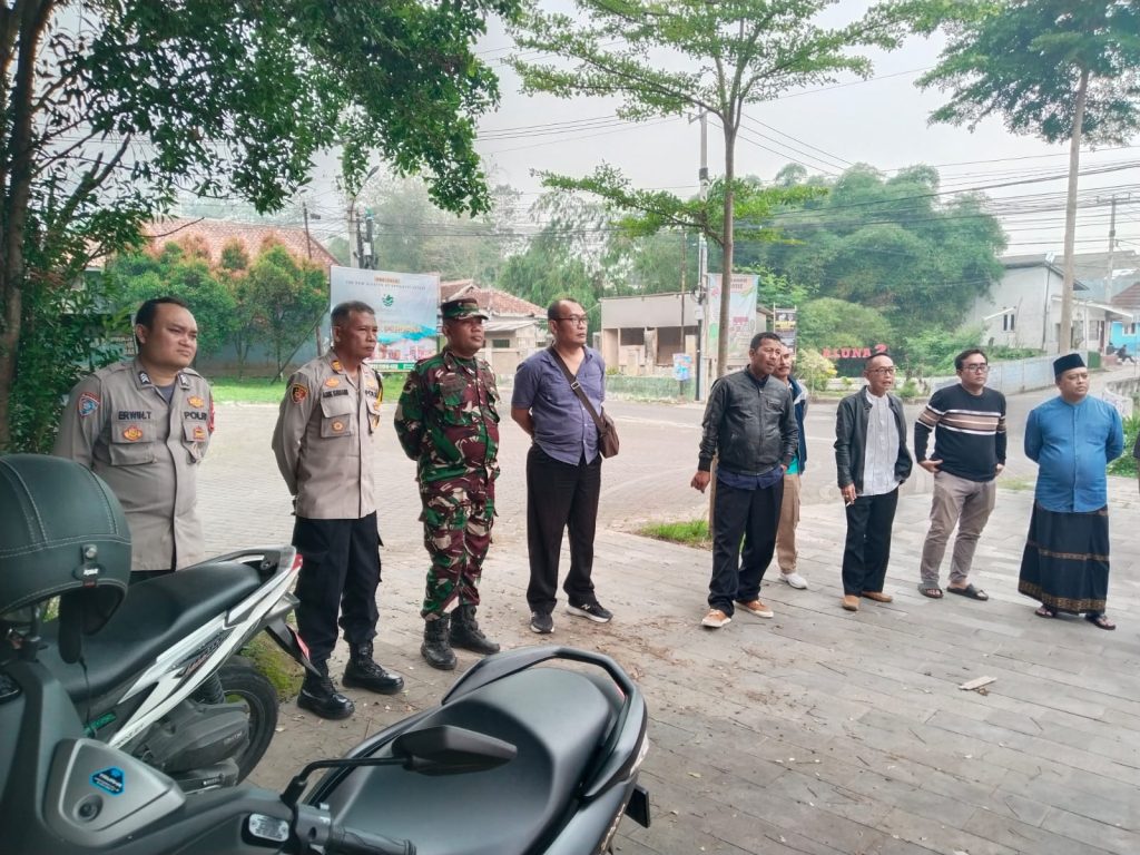 Kapolsek Sukaraja Polres Sukabumi Kota bersama Bhabinkamtibmas mendampingi warga dan Badan Penyelesaian Sengketa Konsumen (BPSK), menemui pengembang Perumahan SetiaBudi