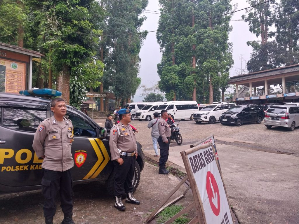 Personil Polsek kadudampit Melaksanakan giat Patroli tempat wisata situgunung.