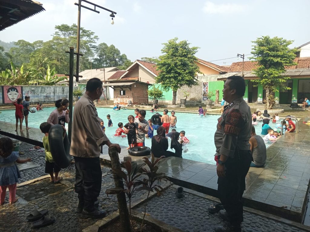 Patroli Tempat Wisata Kolam Renang Sport Garden Anggota Samapta Polsek Lembursitu