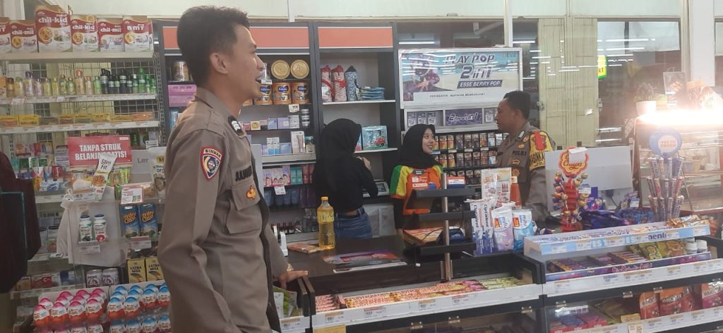 Patroli Malam Sambangi Indomaret,Strategi Bhabinkamtibmas Ciptakan Kondusifitas Kamtibmas