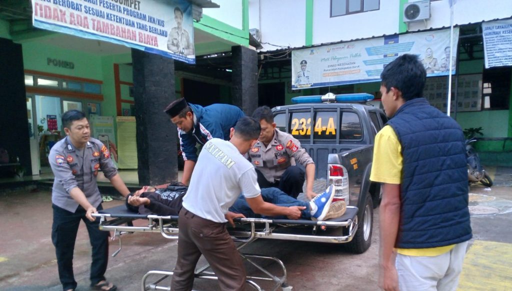 Polsek Cisompet Evakuasi Korban Laka Lantas di Jalan Pameungpeuk – Garut